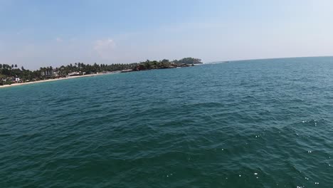 Aerial-Dolly-In-Einem-Erfahrenen-Mann,-Der-Tagsüber-Einen-Jet-Himmel-Im-Tiefen-Türkisfarbenen-Meer-Nahe-Der-Küste-Von-Mirissa-Beach,-Sri-Lanka,-Reitet