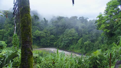 Costa-Rica-Pacuare-Fluss-In-Nebligen-Wolkenwaldlandschaft-Des-Dschungelregenwaldes