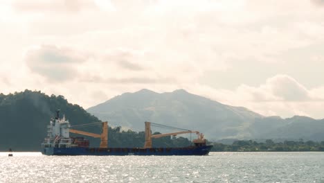 Bbc-Fuji-Frachtschiff,-Das-Am-Frühen-Morgen-Durch-Den-Panamakanaldamm-Fährt,-Mit-Bewölktem-Blauen-Himmel-Und-Tropischen-Wäldern-Im-Hintergrund,-Während-Das-Schiff-Fracht-Um-Die-Welt-Transportiert