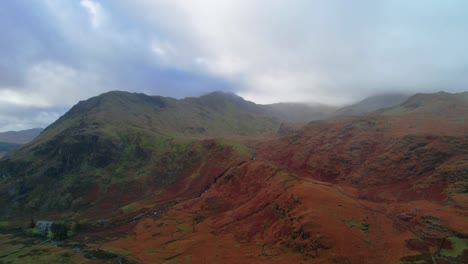 Hermosas-Montañas-Escénicas-Junto-Al-Pen-y-pass-En-El-Parque-Nacional-De-Snowdonia,-Gales---Antena