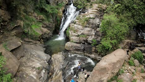 Drone-Aéreo-Sobre-Cascada-Y-Pozas-De-Roca-En-Ravana-Falls-En-Ella-Sri-Lanka
