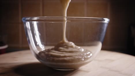 Glasschüssel,-Die-Mit-Gemischter-Banane-Für-Schokoladenkuchen-Bananenkuchen-Rezept-Gefüllt-Wird