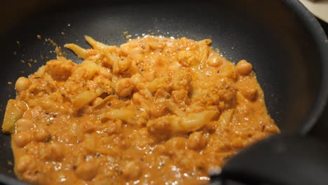 Curry-Indio-Sin-Carne-Salteado-En-Una-Sartén-De-Hierro