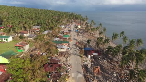Kaputtes-Haus-Und-Kokospalmenplantage-Beschädigt-Nach-Taifun-Odette,-Rai-Traf-Die-Visayas-region-Auf-Den-Philippinen
