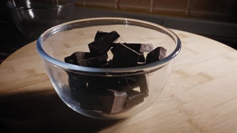 Legen-Sie-Gehackte-Dunkle-Schokoladenriegel-In-Eine-Glasschüssel