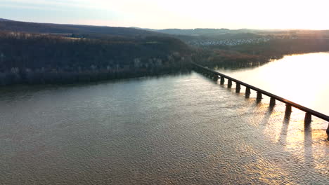 Flussbrücke-Und-Winternaturwald-Waldszene