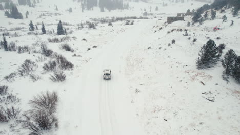 Land-Rover-Verteidiger-D90-Suv-Off-roading-Verschneiter-Alpiner-Waldweg-Im-Hinterland-In-Felsigen-Bergen-In-Der-Nähe-Von-Nederland-Boulder-Colorado-Usa-Bei-Mäßigem-Schneefall