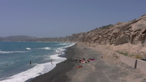 Luftdrohnenvideo-Vom-Vlychada-Strand-Auf-Santorini-An-Einem-Windigen-Tag,-4k-Prores
