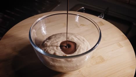 Geschmolzene-Dunkle-Schokolade-In-Schüssel-Mit-Gemischter-Banane-Gießen