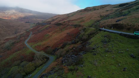 Autofahren-Entlang-Der-Straße-Auf-Dem-Berg-Pen-y-Pass-In-Snowdonia,-Gwynedd-Im-Nordwesten-Von-Wales,-Großbritannien