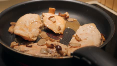 Freír-Pollo-En-Una-Sartén,-Sartén-A-Fuego-Lento,-Cocinar-Comida-Japonesa
