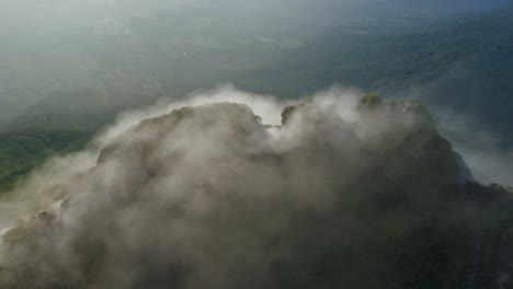 Schwefelwolken,-Die-Aus-Vulkanischem-Felsrücken-Aufsteigen,-Geothermische-Aktivität-Auf-Dem-Vulkanberg,-Antenne
