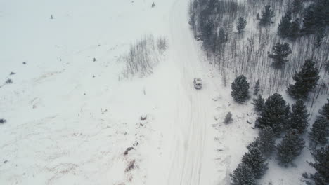 Land-Rover-Defender-D90-Suv-Backcountry-Off-roading-Up-Snowy-Alpine-Forest-Road-Cerca-De-Las-Montañas-Rocosas-Nederland-Boulder-Colorado-Usa-Durante-La-Ventisca-Nevada