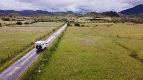 Parque-Natural-De-Somiedo---Autocaravana-Conduciendo-Por-El-Valle-Verde-Y-Pastizales-En-Un-Día-Nublado