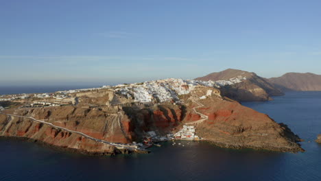 Santorini,-Grecia:-Toma-Panorámica-Lenta-Con-Drones-Panorámicos-De-Oia-En-Santorini,-Grecia-Durante-La-Puesta-De-Sol,-4k-Prores