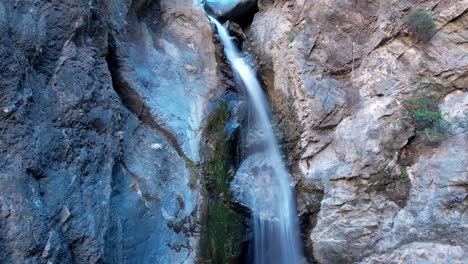 Timelapse-of-a-waterfall-flowing-in-the-Eaton-Canyon-Falls,-California