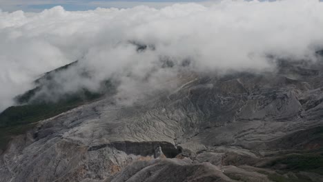 Corriente-De-Lava-Del-Volcán-Poás-Activo-En-Costa-Rica-Con-Nubes,-Antena
