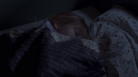 Ein-Kleines-Mädchen-Schläft-Friedlich-In-Die-Decke-Gekuschelt-In-Ihrem-Bett