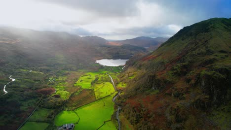 Wunderschöne-Landschaft-Des-Sees-Llyn-Gwynant-Im-Snowdonia-National-Park,-Wales---Antenne