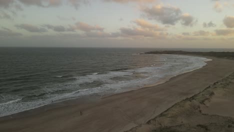 Luftflug-über-Sandstrand-Bei-Bewölktem-Sonnenuntergang-In-Uruguay---Playa-La-Viuda,-Südamerika