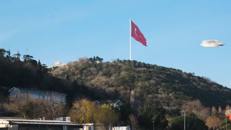 Bandera-Turca-En-La-Cima-De-La-Montaña