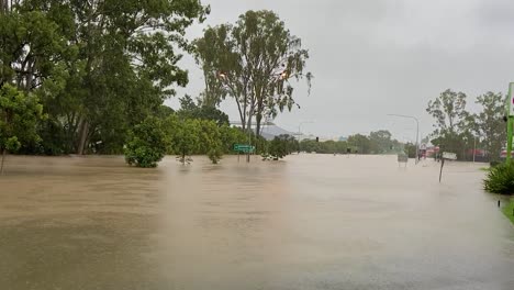 Queensland,-Nsw,-Australia,-Inundaciones-De-Febrero:-Una-Enorme-Intersección-De-Brisbane-Inundada-Con-Señales-Y-Semáforos-Sumergidos,-Mientras-Siguen-Cayendo-Fuertes-Lluvias