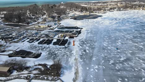 Schmelzendes-Eis-Rund-Um-Die-Docks-Am-Muskegon-Lake-Ende-Februar