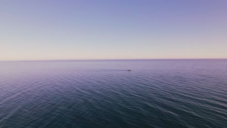 Yate-Pasando-Por-El-Tranquilo-Mar-Mediterráneo-Con-Un-Cielo-Azul-Claro