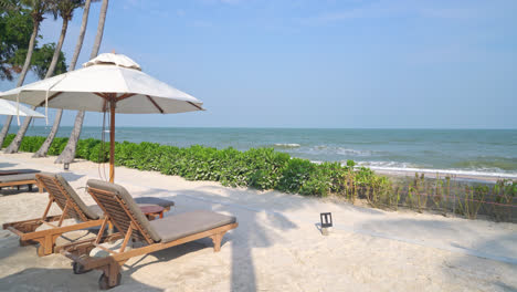 Regenschirm-Mit-Strandkorb-Und-Meereshintergrund---Urlaubs--Und-Urlaubskonzept