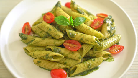Pasta-Penne-Con-Salsa-Pesto-Y-Tomates---Estilo-De-Comida-Vegana-Y-Vegetariana