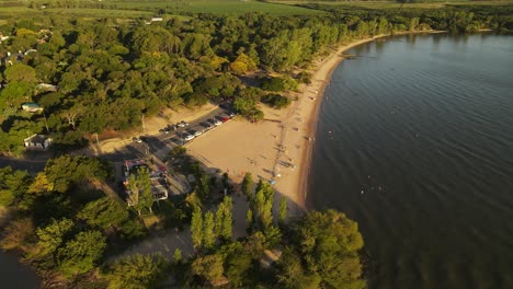 Wunderschöner-Drohnenschuss-Von-Der-Küste-Des-Flusses-Uruguay-Bei-Sonnenuntergang