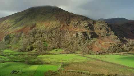 Antenne:-Berge-In-Snowdonia-Wales,-Landschaft-In-Sonne-Und-Wolken