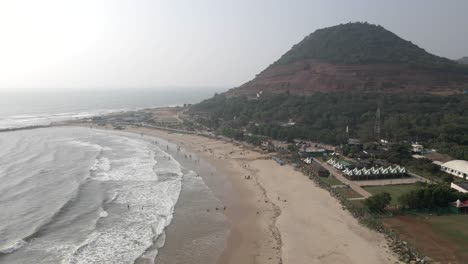 Rushikonda-Strand-Vishakhapattnam-Berg-Meer-Ufer-Drohne-Erschossen-Vogelperspektive-Indien-Grüne-Bäume-Und-Schöner-Meer-Sonnenaufgang