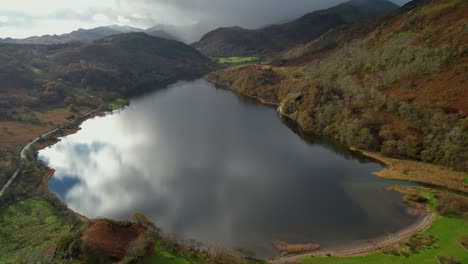 Llyn-Gwynant-Lake-Im-Snowdonia-National-Park-In-Wales,-UK---Antenne