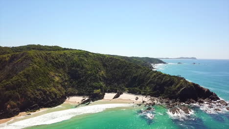 Aerial:-Drone-shot-rising-higher-to-reveal-more-of-the-beautiful-New-South-Wales-coastline,-near-Byron-Bay-Australia