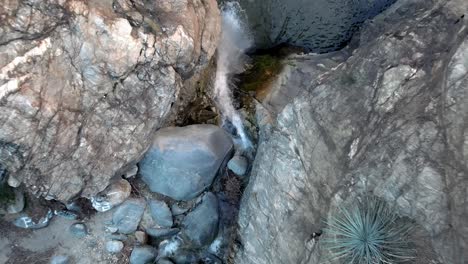 Eaton-Canyon-Wasserfall-–-Geradeaus-Aus-Der-Vogelperspektive,-Der-über-Die-Wasserfälle-Und-Den-Fluss-Aufsteigt