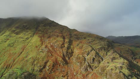 Montaña-Cerca-Del-Lago-Llyn-Gwynant-Envuelto-En-Nubes-E-Iluminado-Por-La-Luz-Del-Sol,-Gales-En-El-Reino-Unido