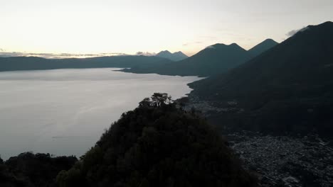 Blick-Auf-Den-See-Atitlan-Und-Die-Stadt-San-Pedro-Während-Des-Sonnenaufgangs-In-Der-Indischen-Nase