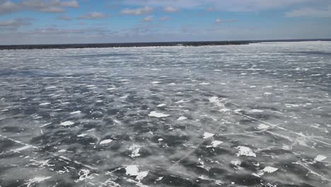 Eissegel,-Die-über-Das-Zugefrorene-Wasser-Des-Muskegon-Sees-Rasen