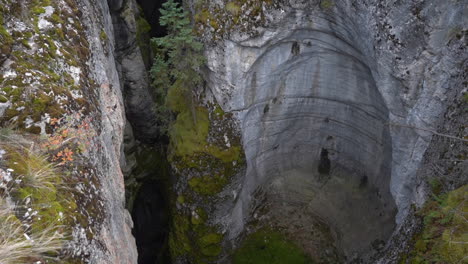 Maligne-Canyon,-Natural-Wonder-of-Jasper-National-Park,-Alberta,-Canada,-Caves-and-Cliffs-in-Autumn-Landscape