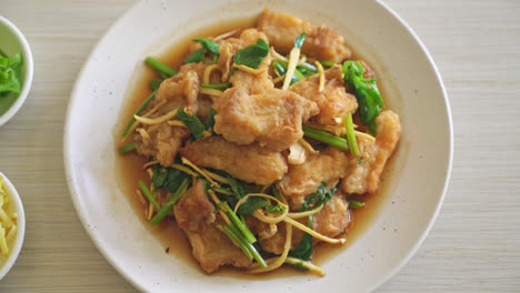 Gebratener-Fisch-Mit-Chinesischem-Sellerie---Asiatische-Küche