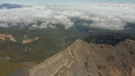 Crater-edge-of-Irazú-Volcano-in-majestic-mountain-range-of-Costa-Rica,-aerial