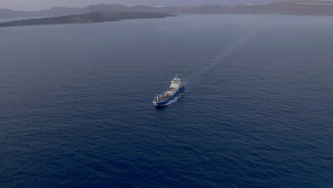 Langsames-Schwenken-Von-Oben-Nach-Unten-Drohnenaufnahme-Eines-Großen-Schiffes-In-Santorini,-Griechenland