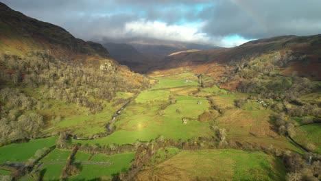 Campos-Verdes-Y-Paisajes-Montañosos-De-Snowdonia-Gales---Toma-Aérea