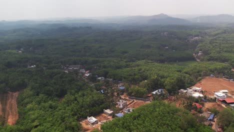 Eine-Ländliche-Gegend-In-Kerala,-Die-Von-Hügeln-Und-Bewohnten-Häusern-Umgeben-Ist