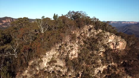 Luftaufnahme:-Eine-Hoch-über-Einem-Berg-Aufsteigende-Drohne-Zeigt-Einen-Wunderschönen-Blauen-See,-Der-Von-Bergen-In-New-South-Wales,-Australien,-Umgeben-Ist