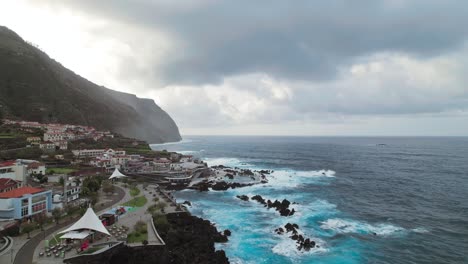 Luftaufnahme-Von-Porto-Moniz,-Insel-Madeira,-Portugal,-Nach-Unten-Bewegen