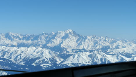 Vista-Del-Mont-Blanc-Desde-Dentro-De-La-Cabina-De-Un-Avión