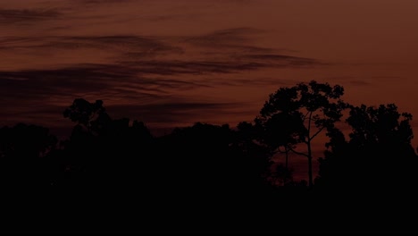 Sonnenuntergang,-Der-Diese-Fantastischen-Warmen-Farben-Offenbart,-Die-Sich-Am-Himmel-Und-Den-Wolken-Spiegeln,-Die-Sich-Nach-Rechts-Bewegen,-Bis-Es-Dunkel-Wird,-Khao-Yai-Nationalpark,-Thailand