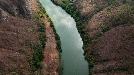 Antenne---Reflexion-über-Grijalva-Fluss,-Sumidero-Schlucht,-Chiapas,-Mexiko,-Vorwärts